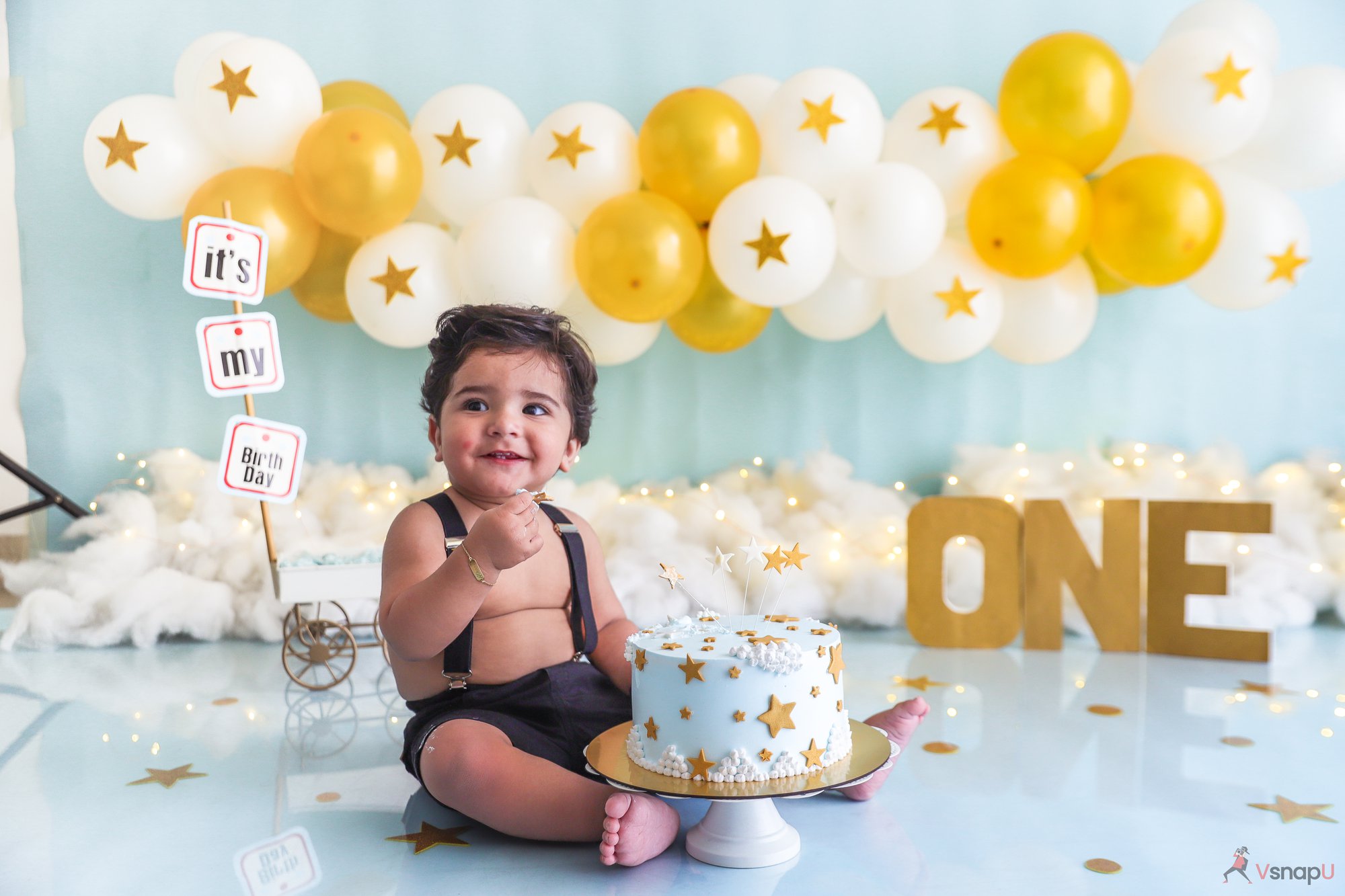 First birthday photography session in Aligarh with cute cake smash theme